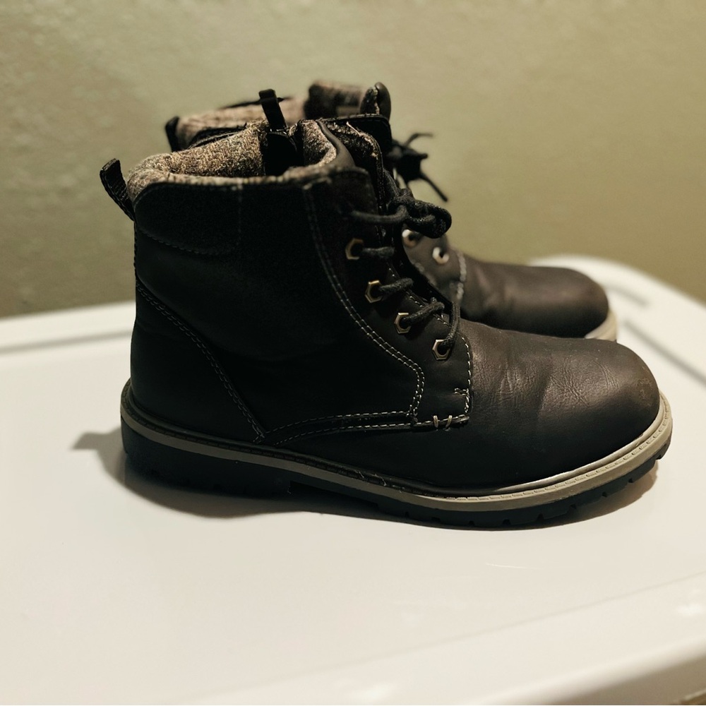 Big boys size 6M black boots.